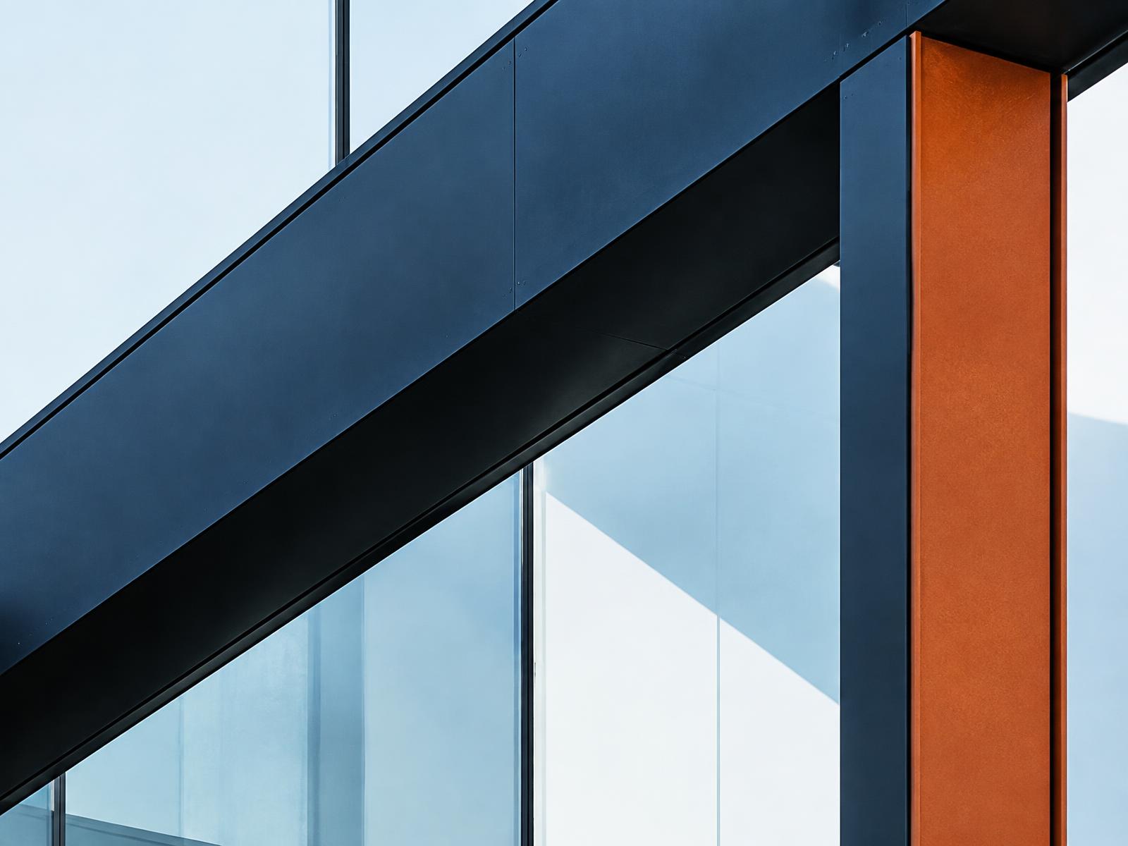 Arkitektoniske linjer i mørkeblå, isblå og varm orange